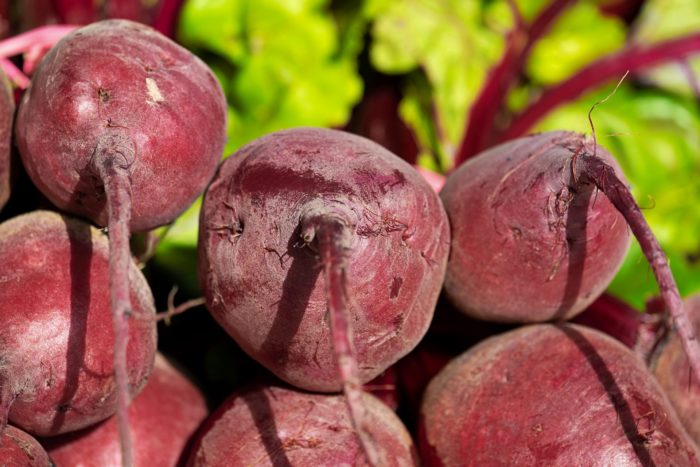 Frische Rote-Bete-Knollen vor der Vorbereitung zum Dörren
